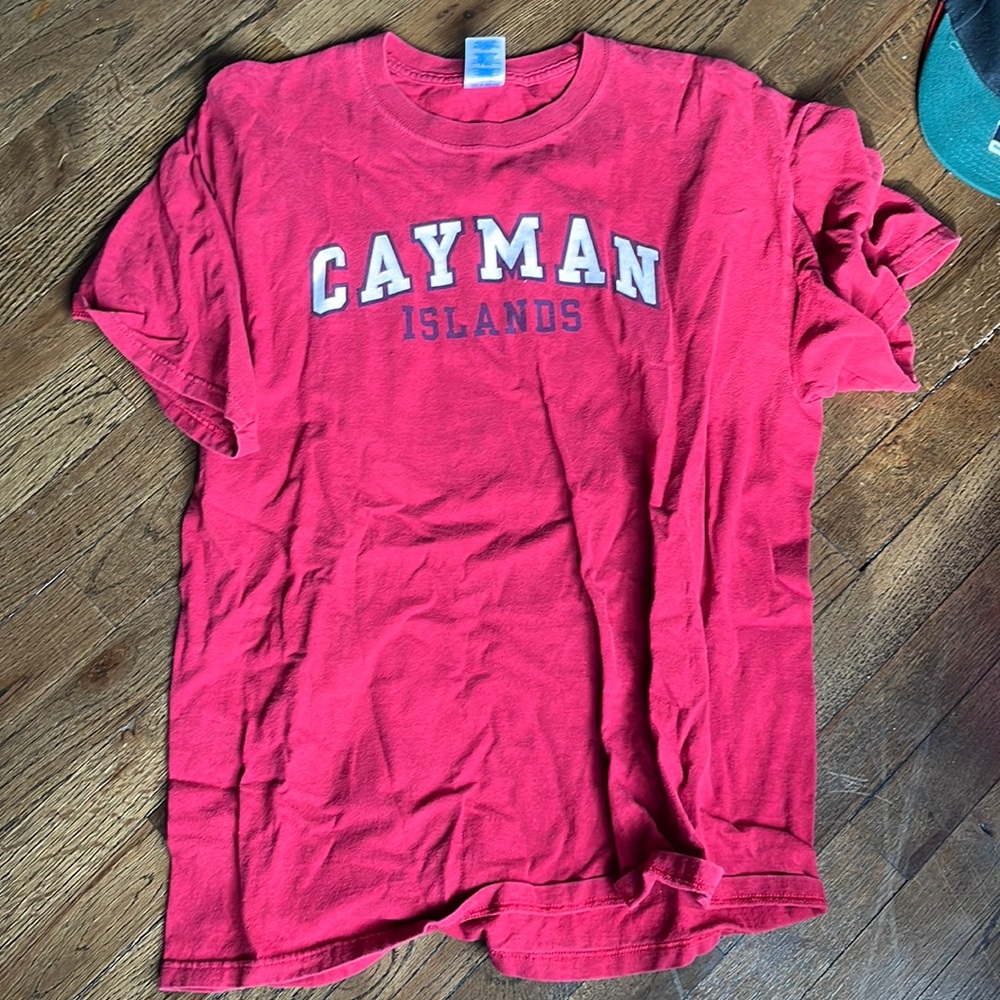 Men’s red Cayman Islands Tee Size L